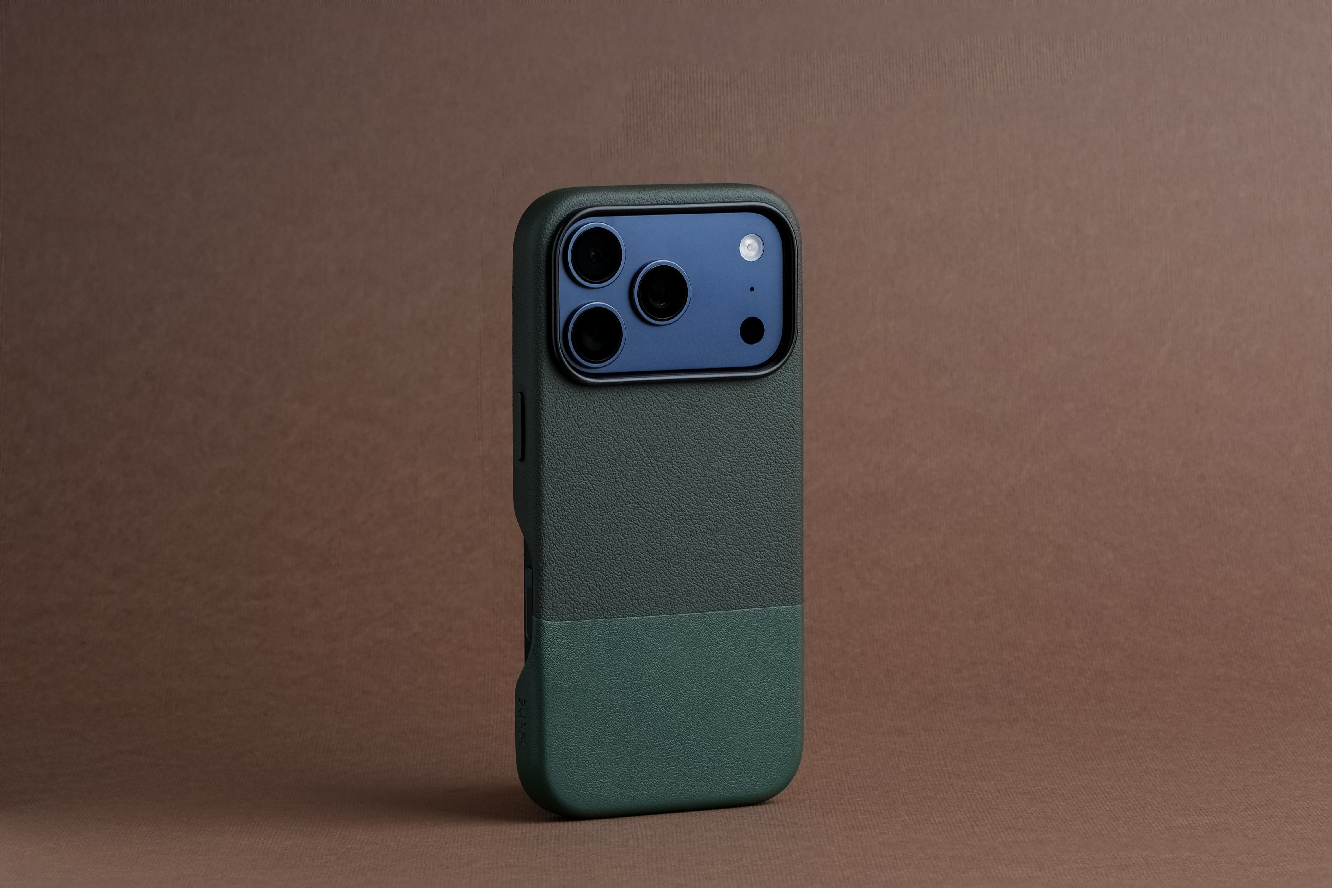 TEKNE DualTone Vegan Leather Case for iPhone 17 Pro- Green